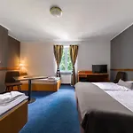 酒店 Carl Restaurant & Parking 4*